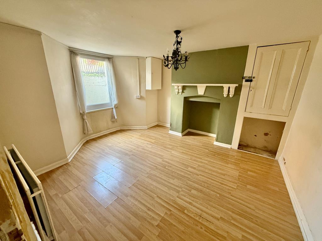 Lot: 121 - LARGE END-TERRACE PROPERTY WITH POTENTIAL - Dining room